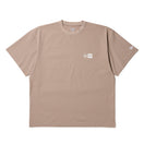 半袖 ユーティリティー オーバーサイズド Tシャツ ボックスロゴ アッシュブラウン 26SS｜アウトドア | NEW ERA ニューエラ公式オンラインストア