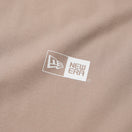 半袖 ユーティリティー オーバーサイズド Tシャツ ボックスロゴ アッシュブラウン 26SS｜アウトドア | NEW ERA ニューエラ公式オンラインストア