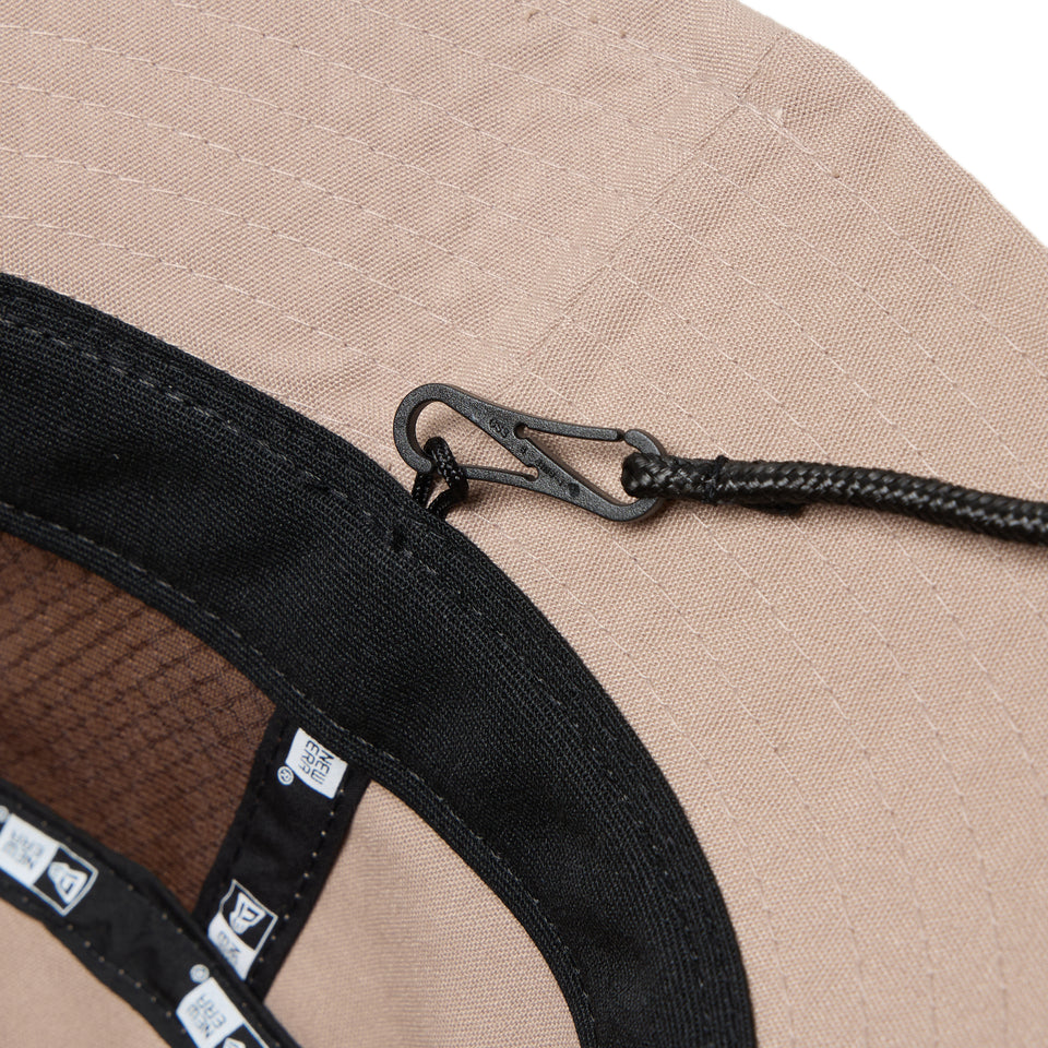 アドベンチャーライト トラッカー REPREVE ニュートラッカーメッシュ ボックスロゴ アッシュブラウン｜アウトドア | NEW ERA ニューエラ公式オンラインストア