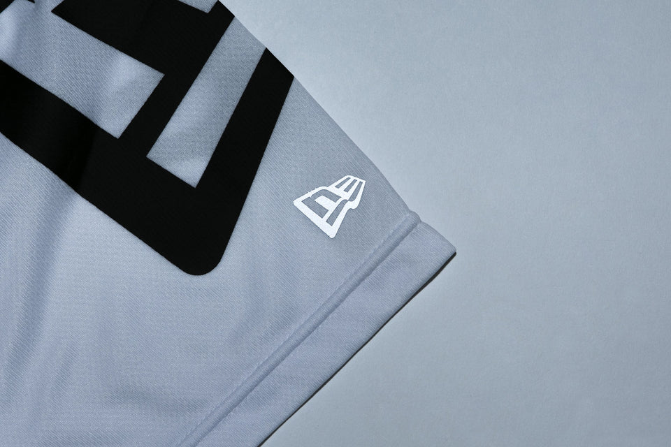 テック Tシャツ バーチカル ニューエラ ホワイト × ブラック 【 Performance Apparel 】