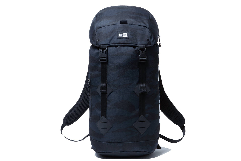 ラックサック 28L プリントロゴ タイガーストライプカモネイビー × ホワイト