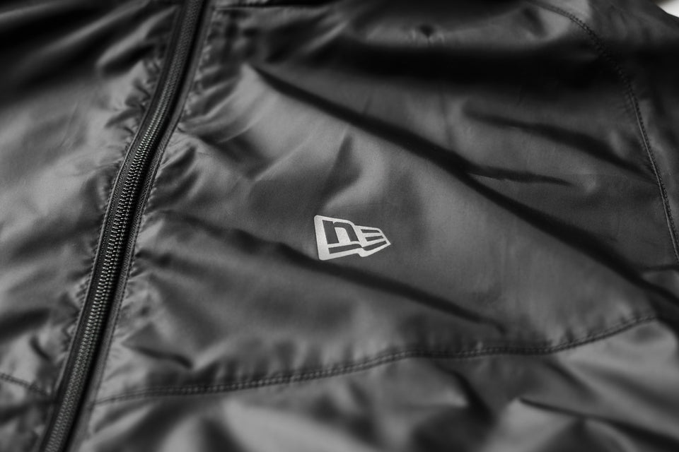 ウィンドジャケット ニューエラ フードロゴ ブラック × ホワイト 【 Performance Apparel 】