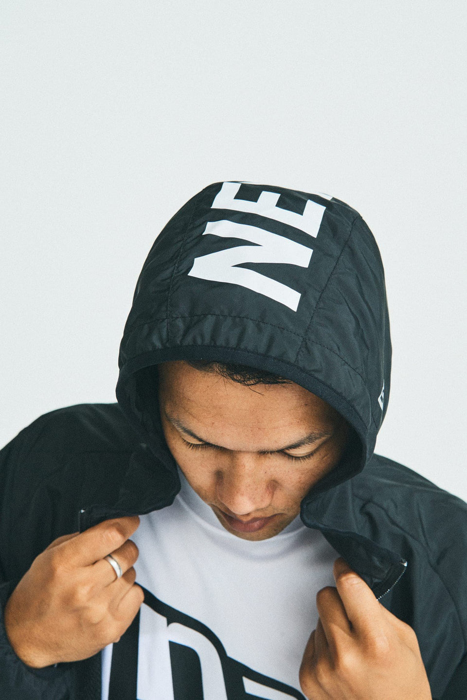 ウィンドジャケット ニューエラ フードロゴ ブラック × ホワイト 【 Performance Apparel 】