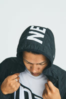 ウィンドジャケット ニューエラ フードロゴ ブラック × ホワイト 【 Performance Apparel 】
