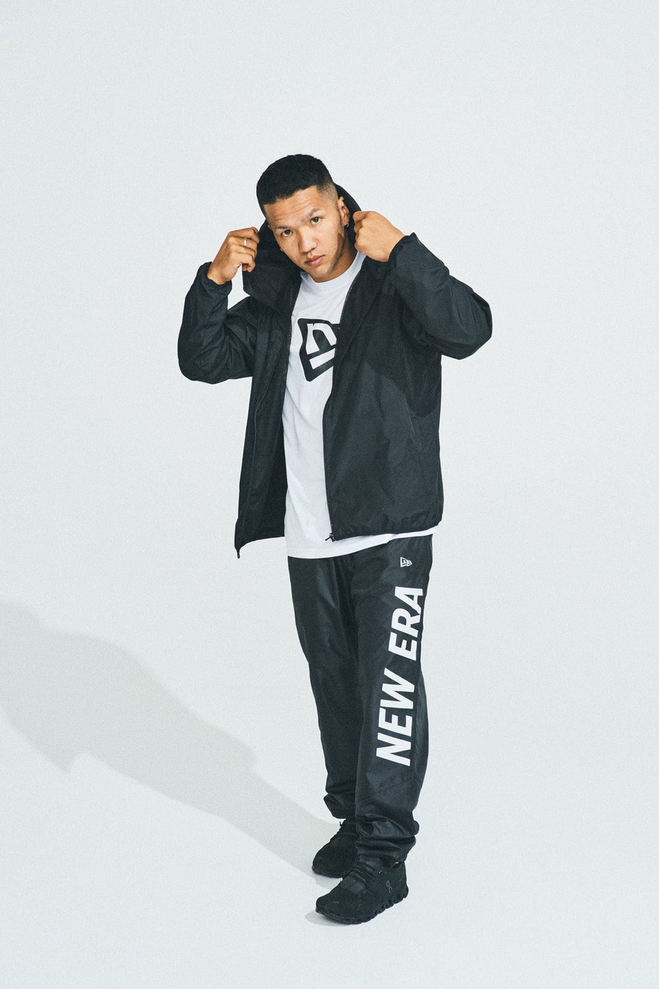 ウィンドジャケット ニューエラ フードロゴ ブラック × ホワイト 【 Performance Apparel 】