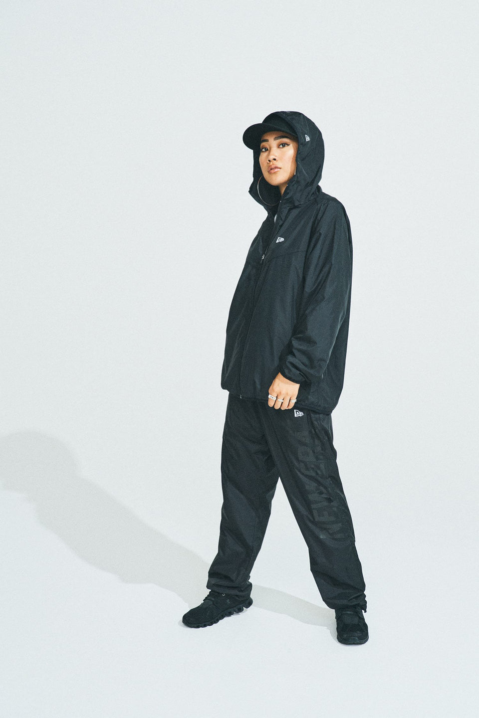 ウィンドジャケット ニューエラ フードロゴ ブラック × ブラック 【 Performance Apparel 】