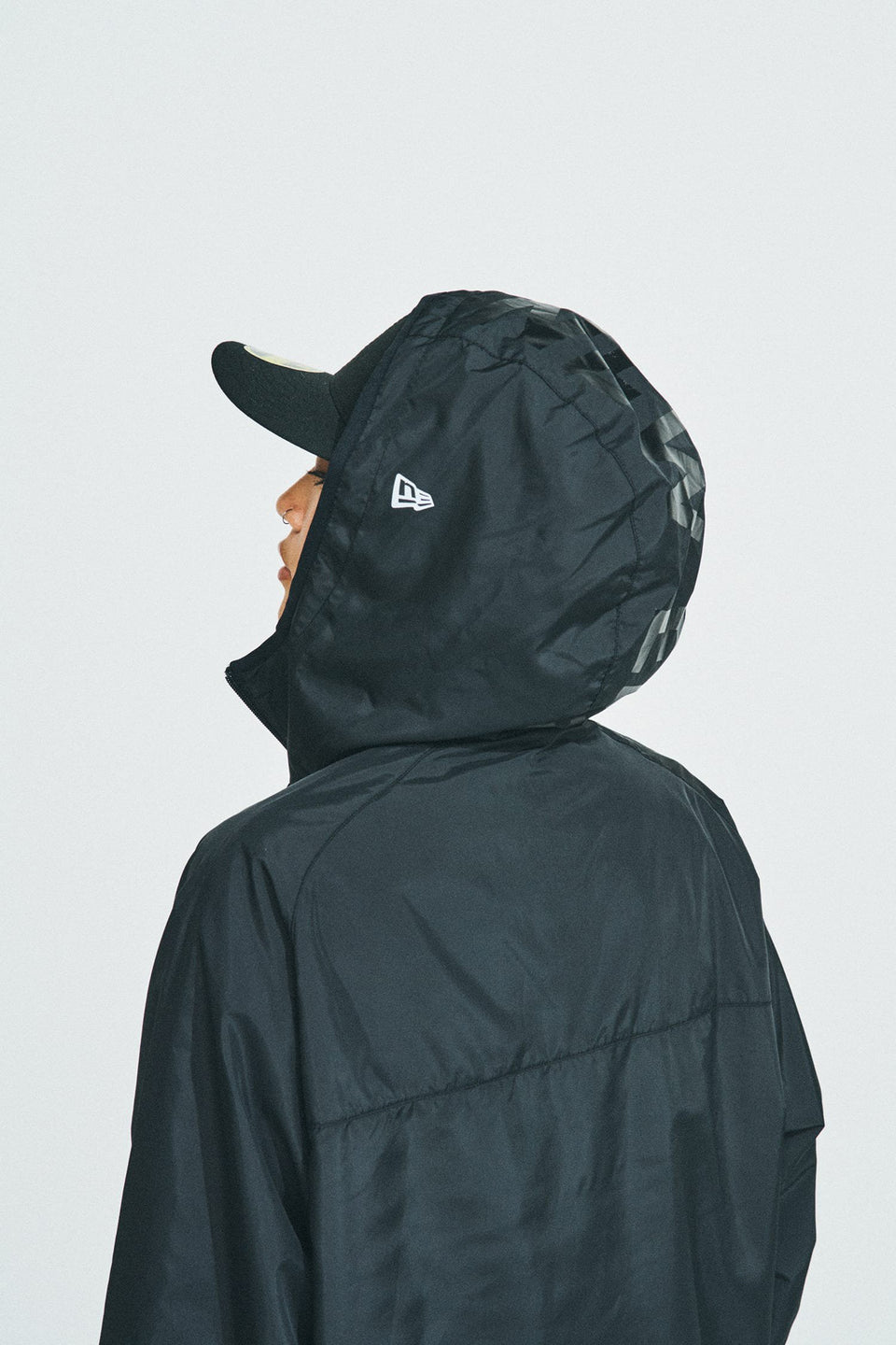 ウィンドジャケット ニューエラ フードロゴ ブラック × ブラック 【 Performance Apparel 】