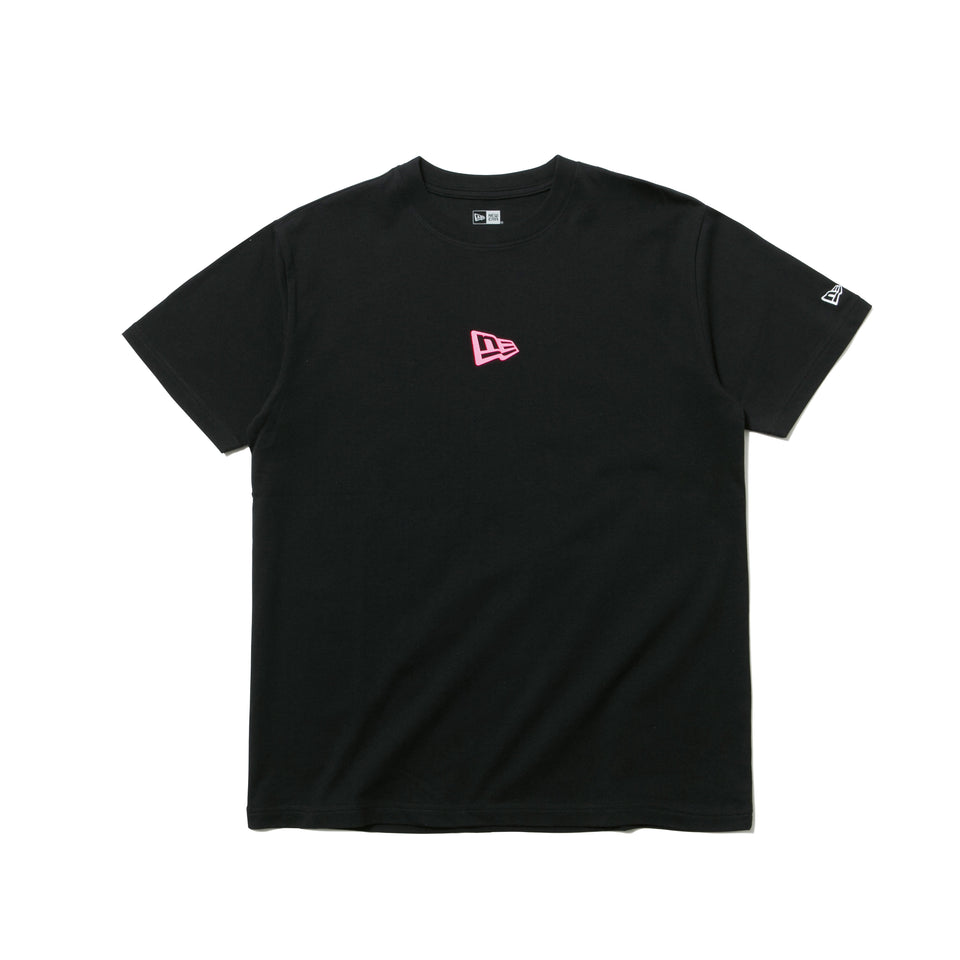 半袖 コットン Tシャツ ミニフラッグロゴ ブラック × ネオンピンク レギュラーフィット