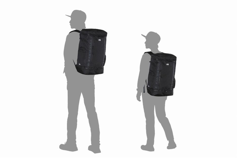 ボックスパック 32L プリントロゴ グラファイト × ホワイト