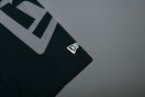 テック Tシャツ バーチカル ニューエラ シェイディッドグリーン × ホワイト 【 Performance Apparel 】