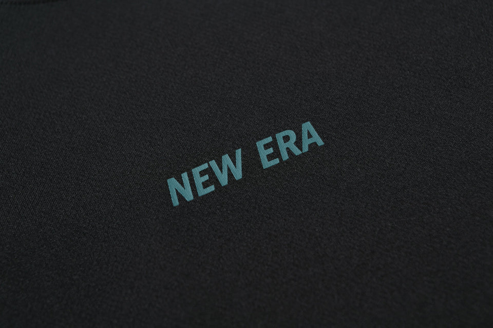 テック Tシャツ リアロゴ ニューエラ ブラック × シェイディッドグリーン 【 Performance Apparel 】