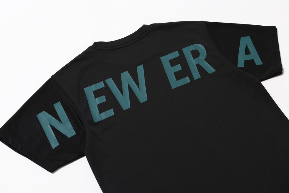 テック Tシャツ リアロゴ ニューエラ ブラック × シェイディッドグリーン 【 Performance Apparel 】