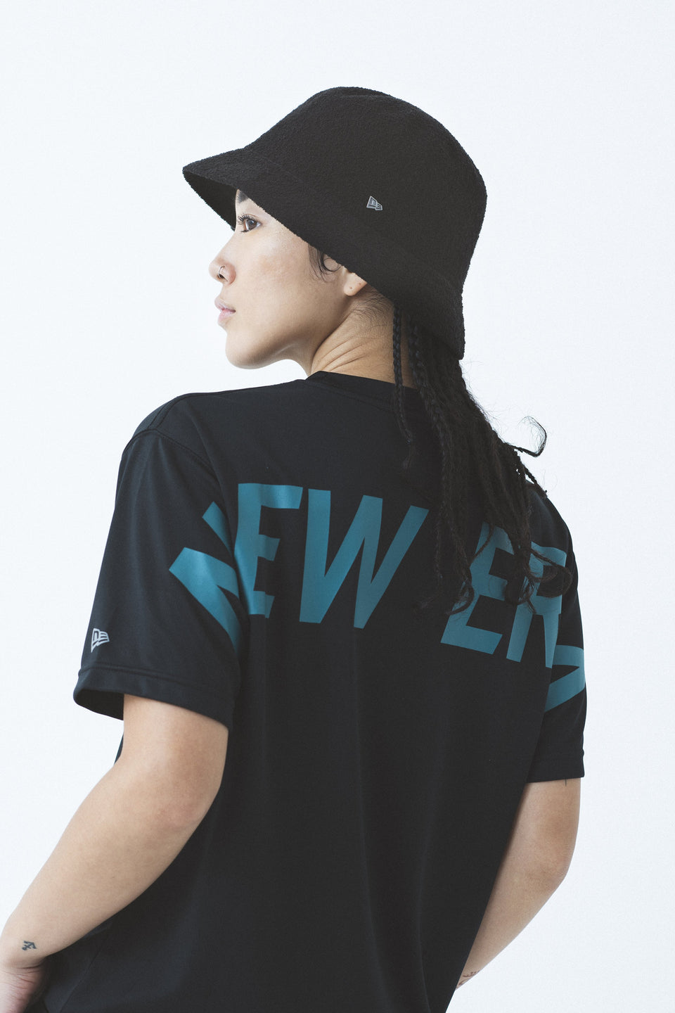 テック Tシャツ リアロゴ ニューエラ ブラック × シェイディッドグリーン 【 Performance Apparel 】