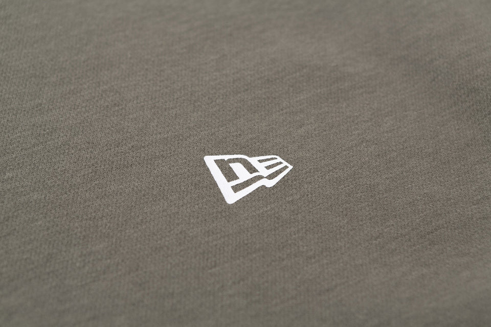 オーバーサイズド パフォーマンス Tシャツ フラッグ & リア ニューエラワードマーク オリーブ 【NEW ERA WORKOUT】
