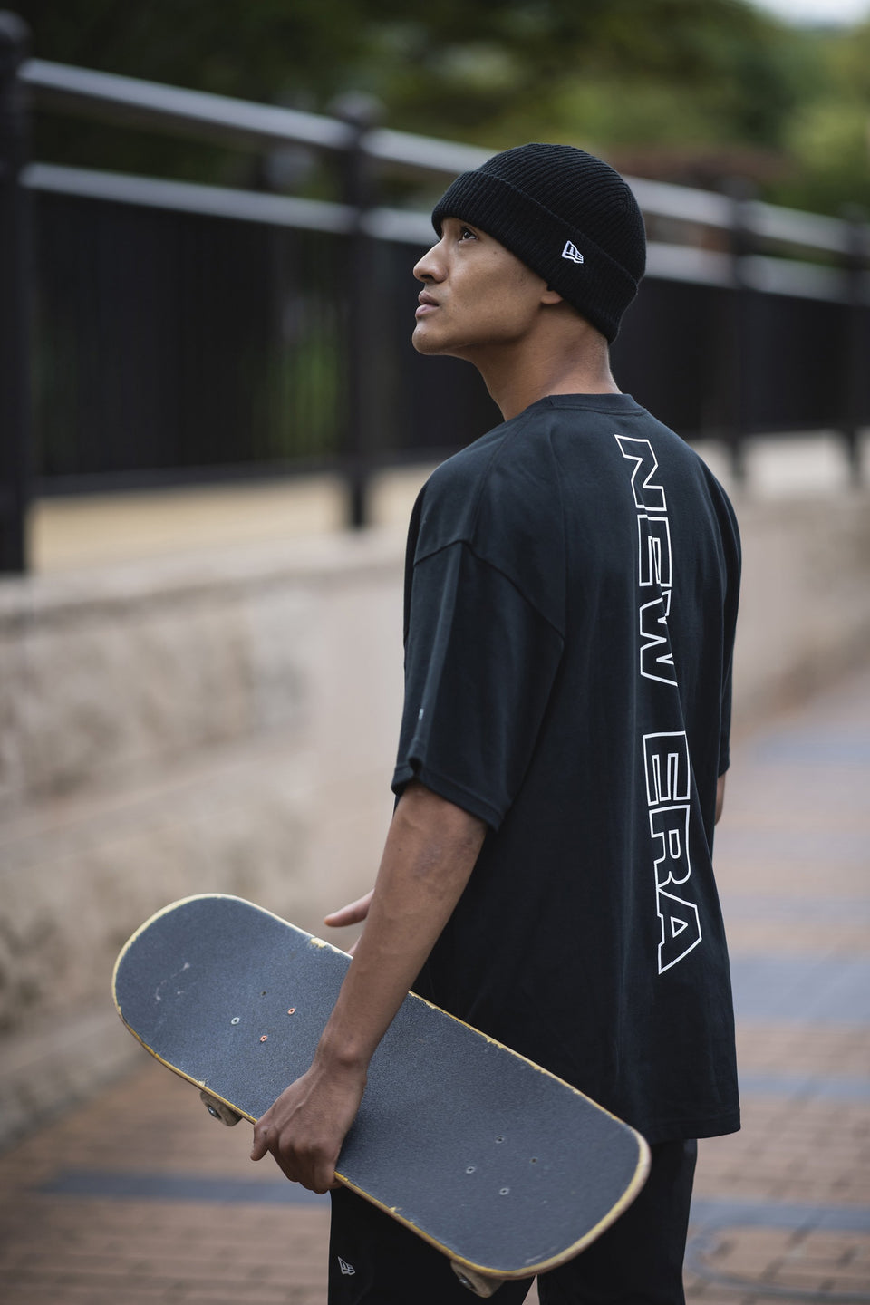 オーバーサイズド パフォーマンス Tシャツ フラッグ & リア ニューエラワードマーク オリーブ 【NEW ERA WORKOUT】