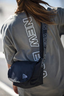 オーバーサイズド パフォーマンス Tシャツ フラッグ & リア ニューエラワードマーク オリーブ 【NEW ERA WORKOUT】