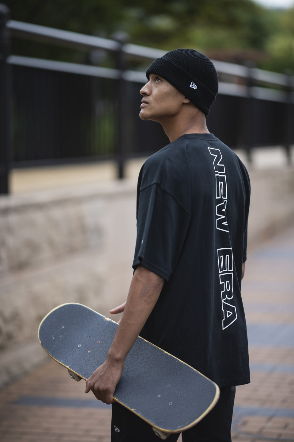オーバーサイズド パフォーマンス Tシャツ フラッグ & リア ニューエラワードマーク ブラック 【NEW ERA WORKOUT】