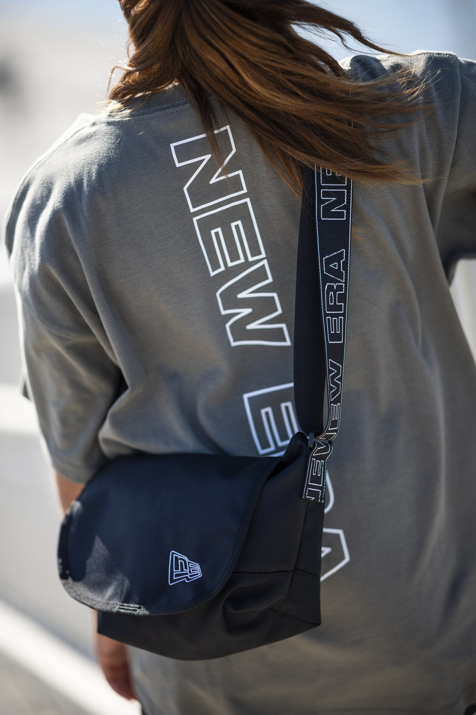 オーバーサイズド パフォーマンス Tシャツ フラッグ & リア ニューエラワードマーク ブラック 【NEW ERA WORKOUT】