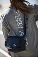 オーバーサイズド パフォーマンス Tシャツ フラッグ & リア ニューエラワードマーク ブラック 【NEW ERA WORKOUT】
