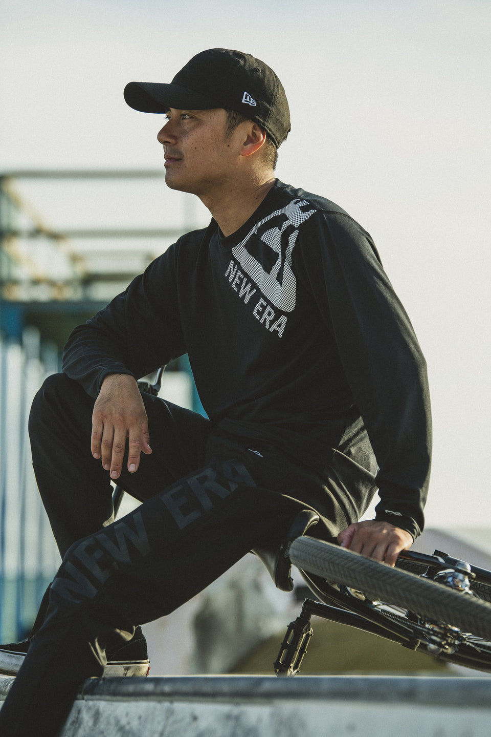 長袖 テックTシャツ ドットフラッグ ショルダー ホワイト × ブラック 【 Performance Apparel 】