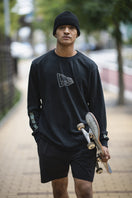 長袖 パフォーマンス Tシャツ アウトラインフラッグ & ワードマークスリーブ ブラック 【NEW ERA WORKOUT】