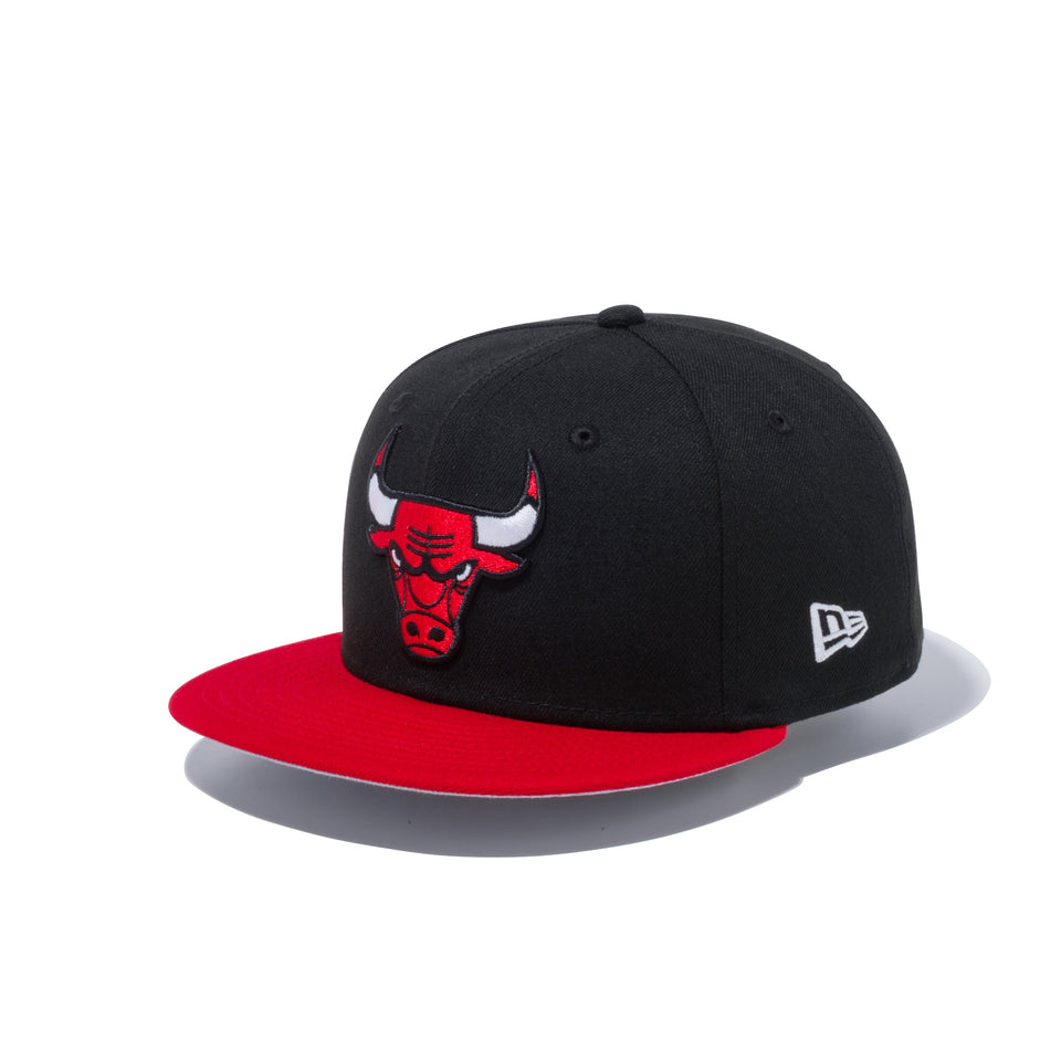 Youth 9FIFTY シカゴ・ブルズ ブラック × オフィシャルカラー スカーレットバイザー