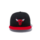 Youth 9FIFTY シカゴ・ブルズ ブラック × オフィシャルカラー スカーレットバイザー