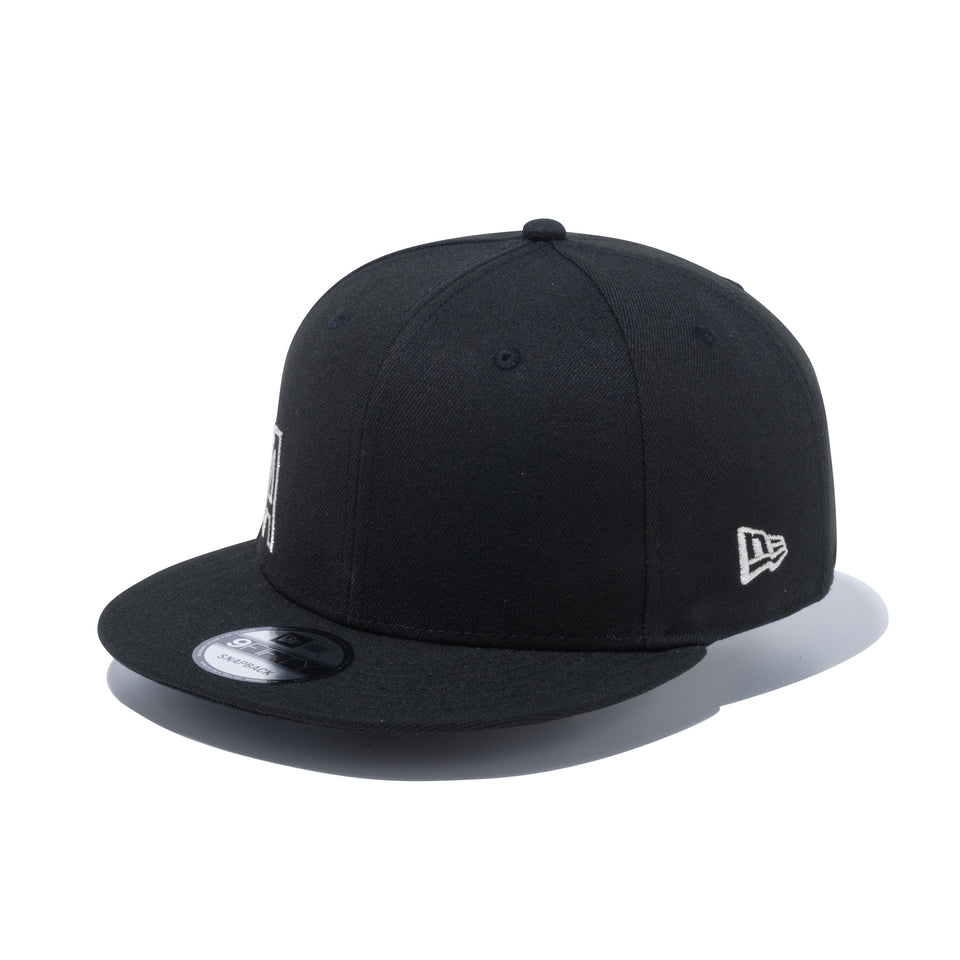 9FIFTY エッセンシャル NEW ERA サイドロゴ ブラック × メタリックシルバー