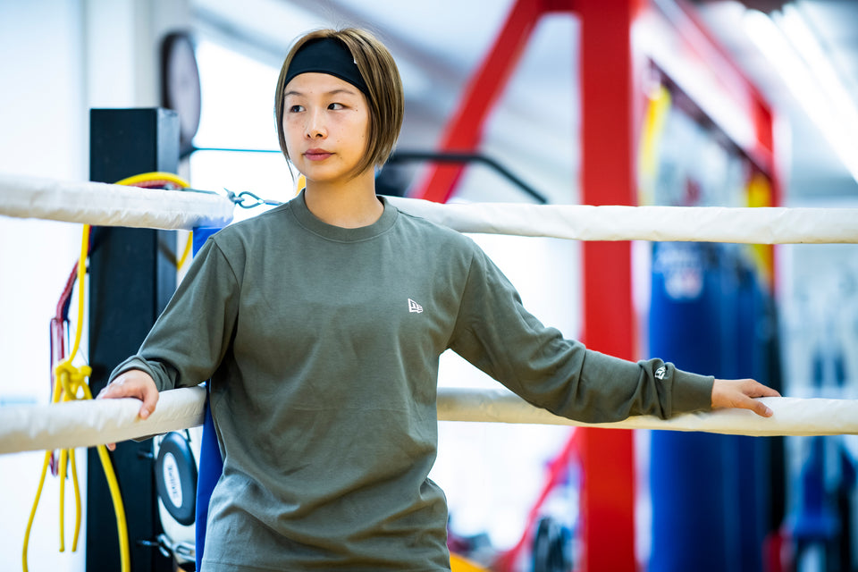 長袖 パフォーマンス Tシャツ リア ニューエラワードマーク オリーブ 【NEW ERA WORKOUT】