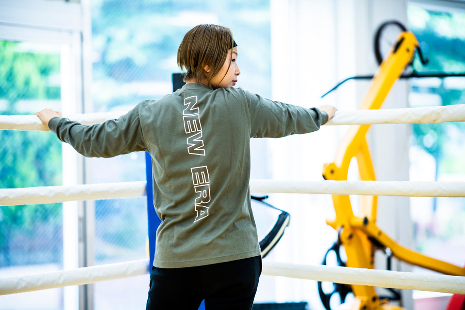 長袖 パフォーマンス Tシャツ リア ニューエラワードマーク オリーブ 【NEW ERA WORKOUT】