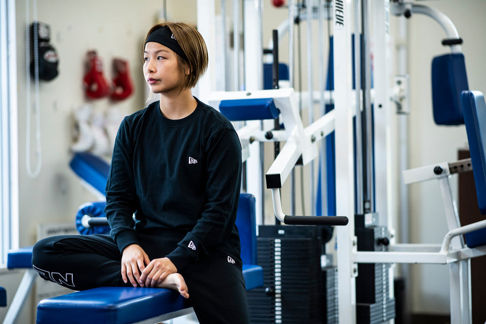 長袖 パフォーマンス Tシャツ リア ニューエラワードマーク ブラック 【NEW ERA WORKOUT】