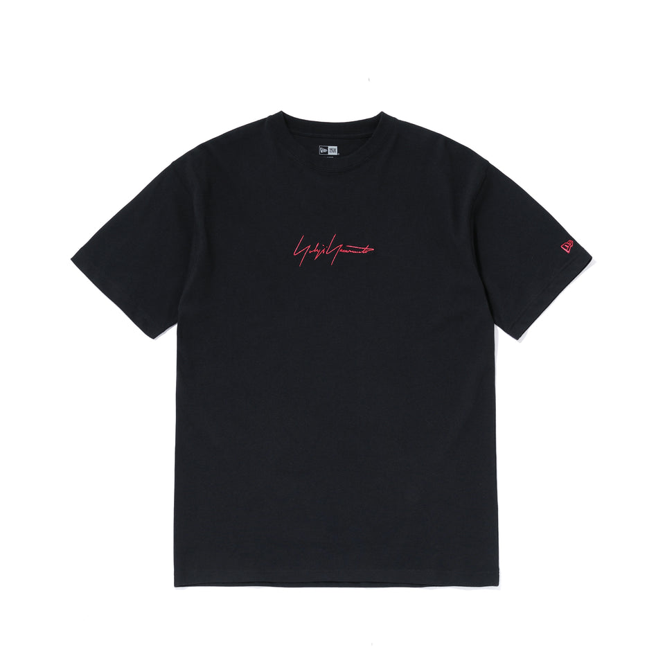 半袖 コットン Tシャツ Yohji Yamamoto SS21 シグネチャーロゴ ブラック × メタリックレッド レギュラーフィット | NEW ERA ニューエラ公式オンラインストア