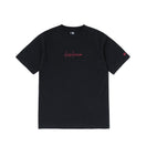 半袖 コットン Tシャツ Yohji Yamamoto SS21 シグネチャーロゴ ブラック × メタリックレッド レギュラーフィット | NEW ERA ニューエラ公式オンラインストア