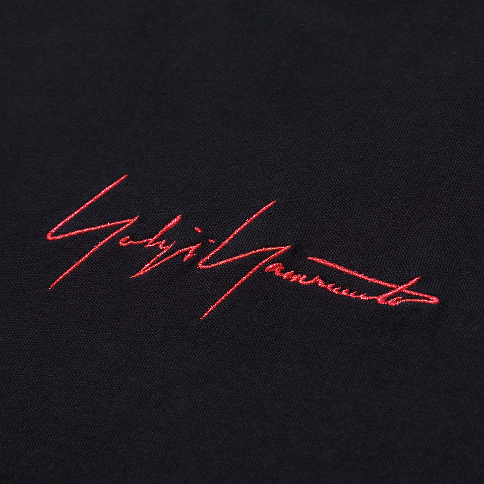 半袖 コットン Tシャツ Yohji Yamamoto SS21 シグネチャーロゴ ブラック × メタリックレッド レギュラーフィット