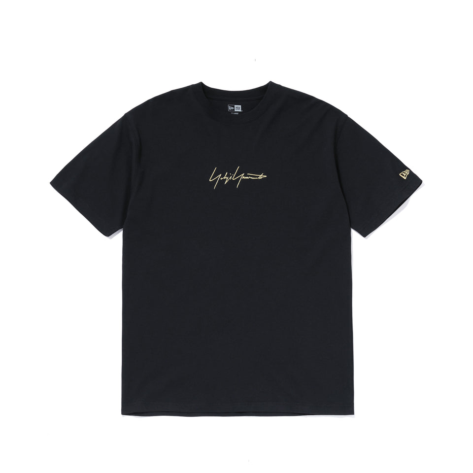 半袖 コットン Tシャツ Yohji Yamamoto SS21 シグネチャーロゴ ブラック × メタリックゴールド レギュラーフィット | NEW ERA ニューエラ公式オンラインストア