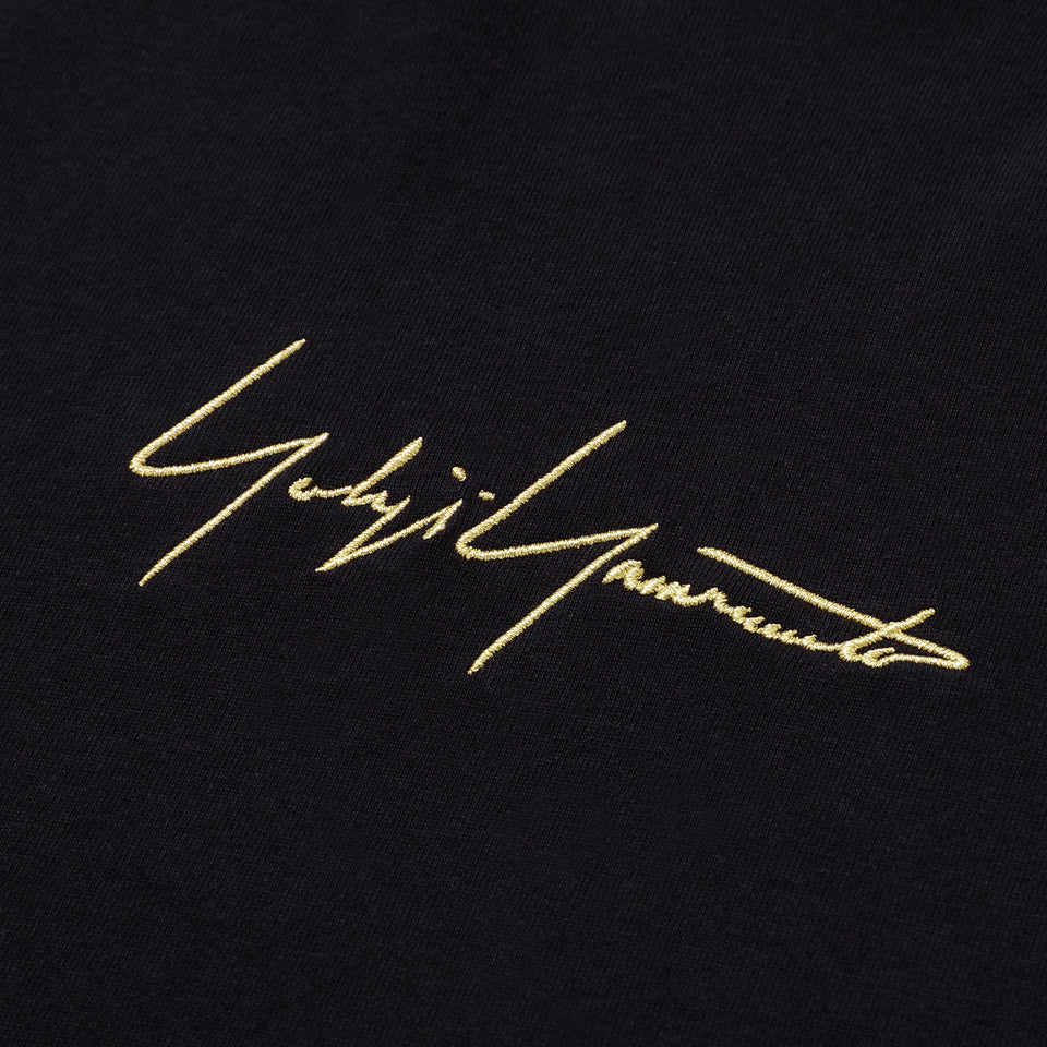 半袖 コットン Tシャツ Yohji Yamamoto SS21 シグネチャーロゴ ブラック × メタリックゴールド レギュラーフィット