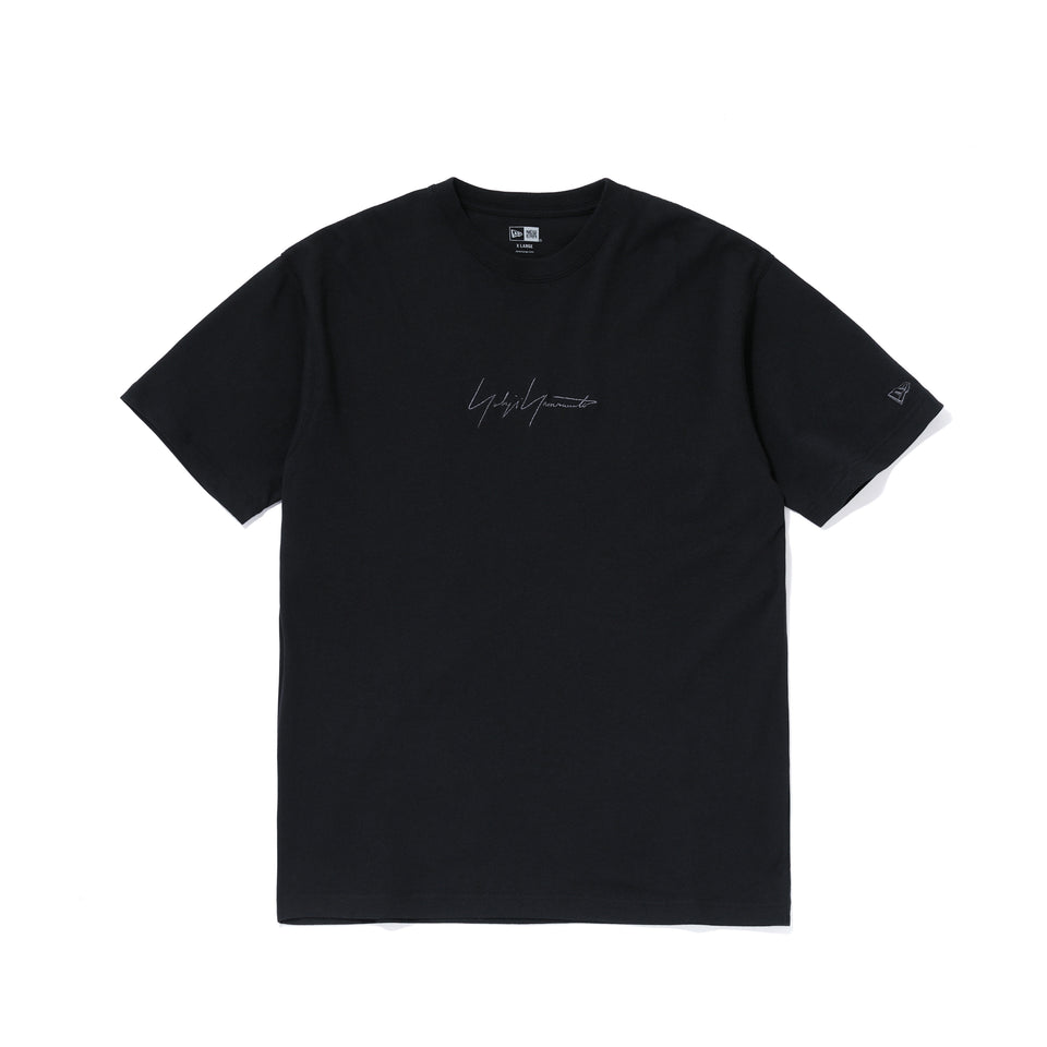 半袖 コットン Tシャツ Yohji Yamamoto SS21 シグネチャーロゴ ブラック × メタリックブラック レギュラーフィット | NEW ERA ニューエラ公式オンラインストア