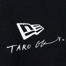 長袖 コットン Tシャツ Taro Okamoto 岡本太郎 太陽の顔 フラッグロゴ ブラック リラックスフィット