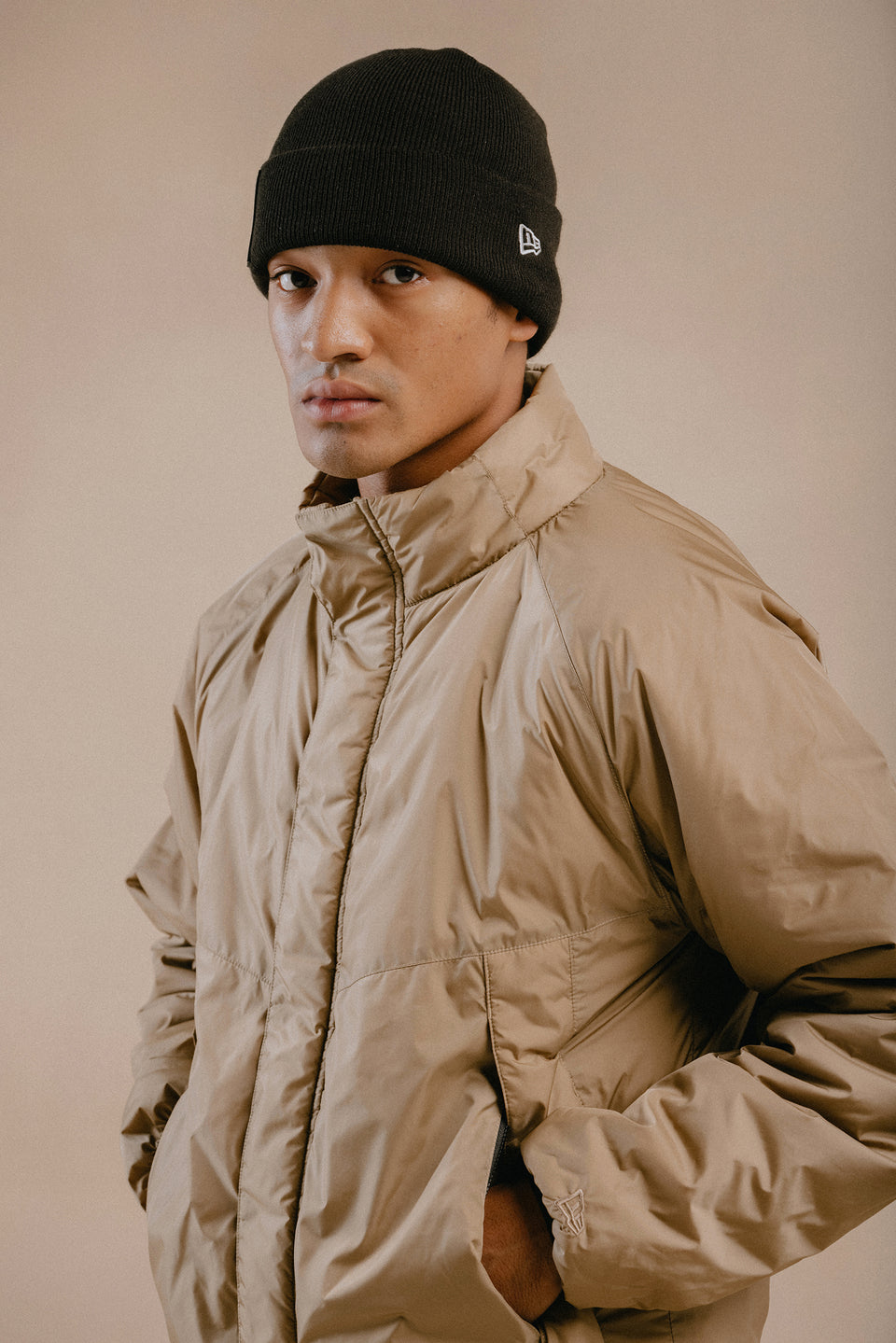 【10月発売】パフジャケット NEW ERA BLACK LABEL カーキ