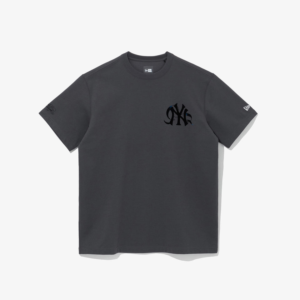 半袖 パフォーマンス Tシャツ BTS × MLB ブラック Swan ニューヨーク・ヤンキース チャコール レギュラーフィット