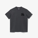半袖 パフォーマンス Tシャツ BTS × MLB ブラック Swan ニューヨーク・ヤンキース チャコール レギュラーフィット