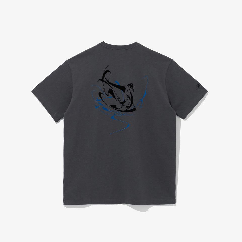 半袖 パフォーマンス Tシャツ BTS × MLB ブラック Swan ニューヨーク・ヤンキース チャコール レギュラーフィット