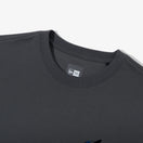 半袖 パフォーマンス Tシャツ BTS × MLB ブラック Swan ニューヨーク・ヤンキース チャコール レギュラーフィット