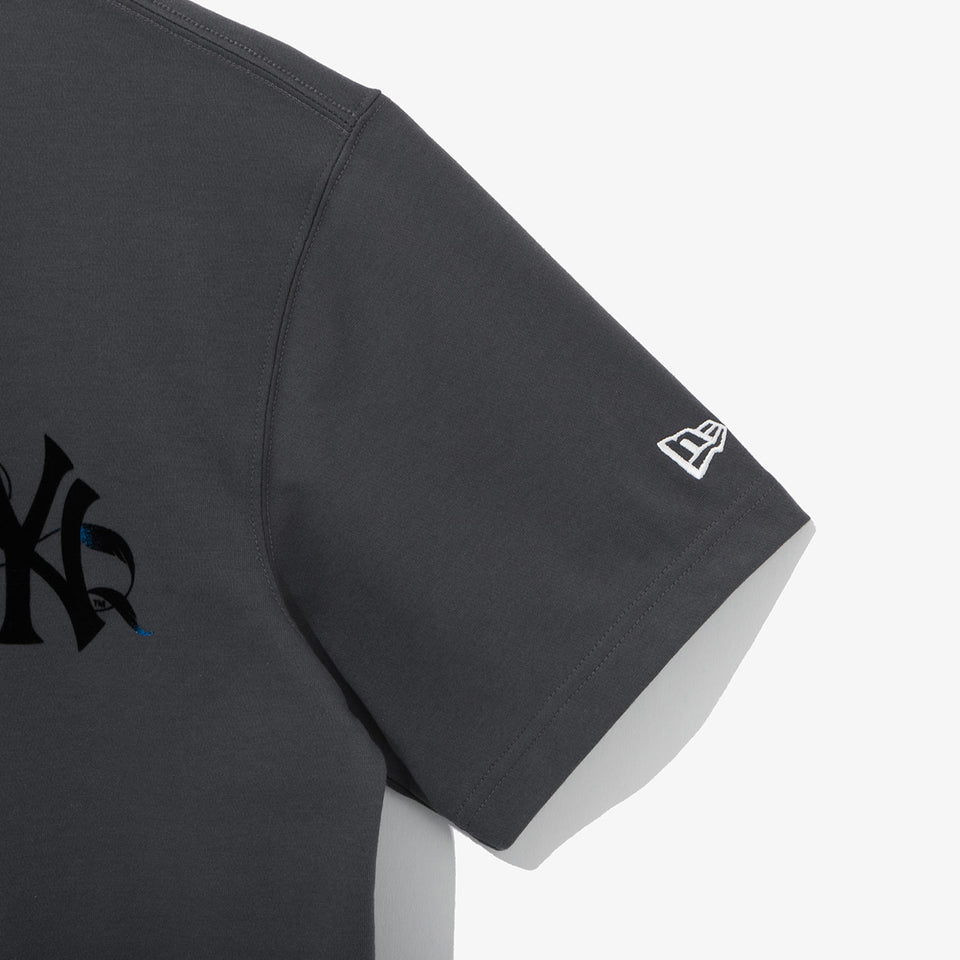 半袖 パフォーマンス Tシャツ BTS × MLB ブラック Swan ニューヨーク・ヤンキース チャコール レギュラーフィット