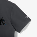 半袖 パフォーマンス Tシャツ BTS × MLB ブラック Swan ニューヨーク・ヤンキース チャコール レギュラーフィット