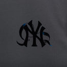 半袖 パフォーマンス Tシャツ BTS × MLB ブラック Swan ニューヨーク・ヤンキース チャコール レギュラーフィット